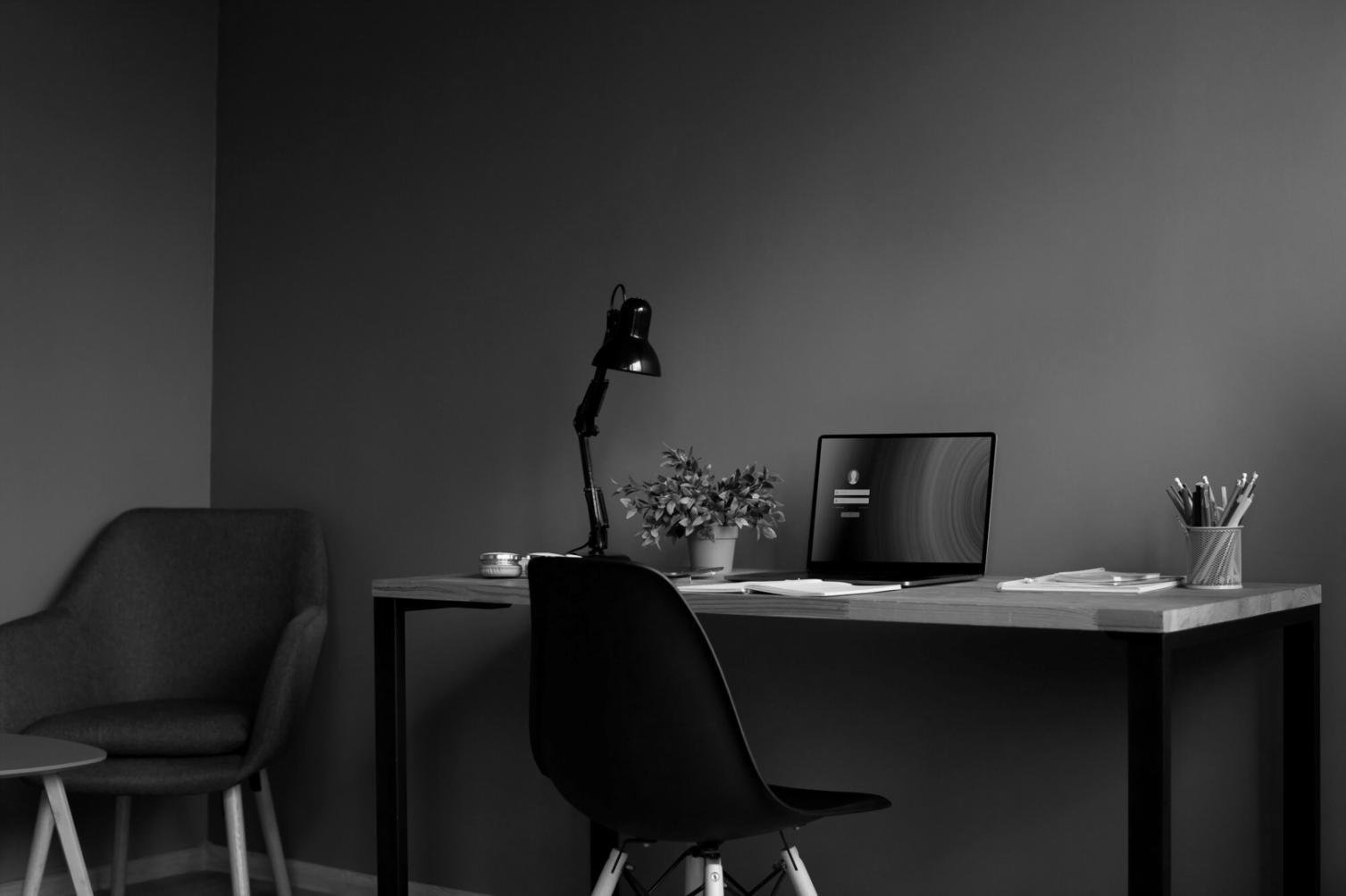 Finanzmodellierung Arbeitsbereich mit Laptop und Unterlagen